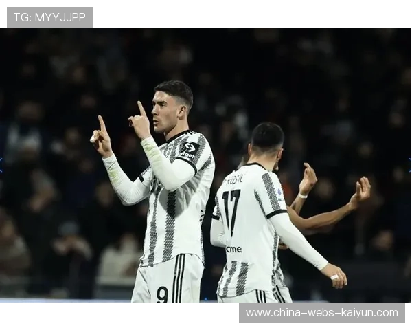 弗拉霍维奇禁区前倚住后卫转身抽射，皮球擦着立柱飞出底线